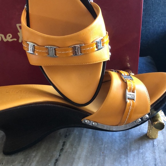 Salvatore Ferragamo Caterina Orange  Logo Shoes - Picture 2 of 11